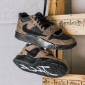 Twee bruine en zwarte lage sneakers met klittenbandsluiting, de ene hangt onder de andere.