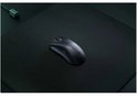 Zwarte Razer DeathAdder V3 hyperspeed gaming muis op een zwarte muismat.
