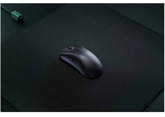 Zwarte Razer DeathAdder V3 hyperspeed gaming muis op een zwarte muismat.