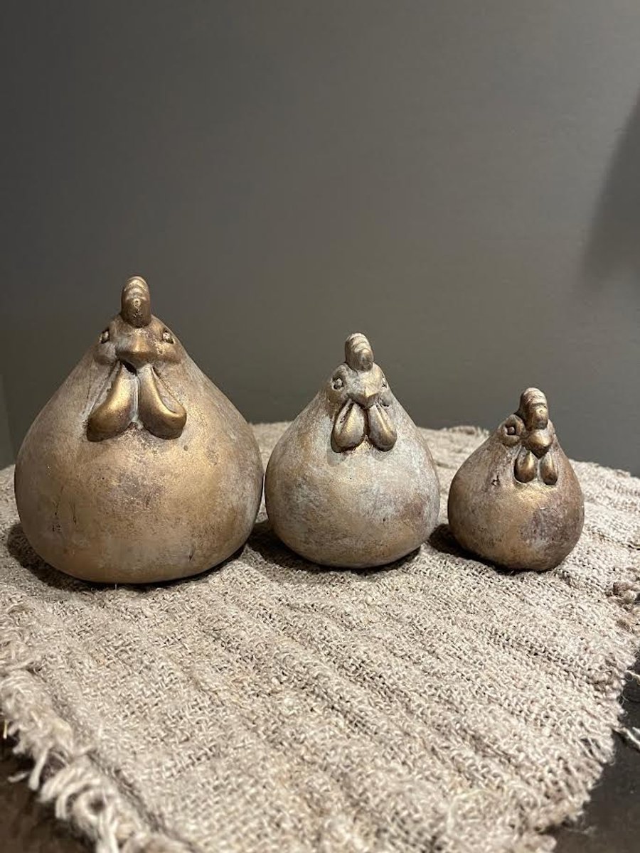 Brynxz Set of 3 Chicken Jewel D.12-9-7 H.15-129 Y0131LMS-J- 3 Kippen set- Stoer sober- Landelijk- sfeervol- Moederdag- Voorjaar- bruin met vleugje goud