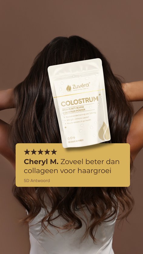 Vrouw met lang bruin haar kijkt weg. Ze houdt een zak "Zuvéra Colostrum" vast. Een beoordeling van Cheryl M. is zichtbaar.
