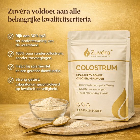 Een beige zak "Zuvéra Colostrum" staat naast een glazen kom met poeder en een gouden lepel. Tekst over kwaliteitscriteria en voordelen.