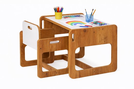 Houten kindertafel met stoel, regenboog en kleurpotloden, verf en stiften.