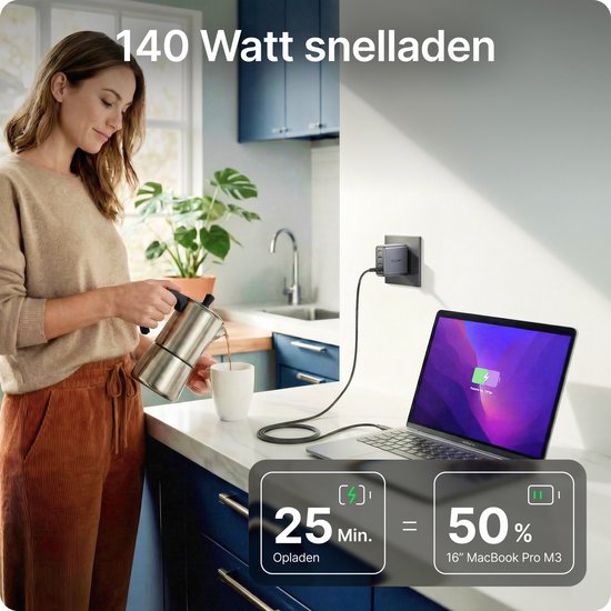 Een vrouw schenkt koffie terwijl een laptop wordt opgeladen met een Voomy 140W lader. 25 minuten opladen levert 50% batterij voor een 16" MacBook Pro M3.