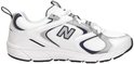Zijaanzicht van een witte New Balance 408 sneaker met marineblauwe en grijze details, witte veters en een gestreept lipje.