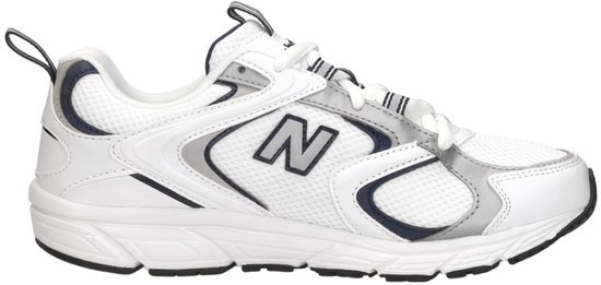 Zijaanzicht van een witte New Balance 408 sneaker met marineblauwe en grijze details, witte veters en een gestreept lipje.