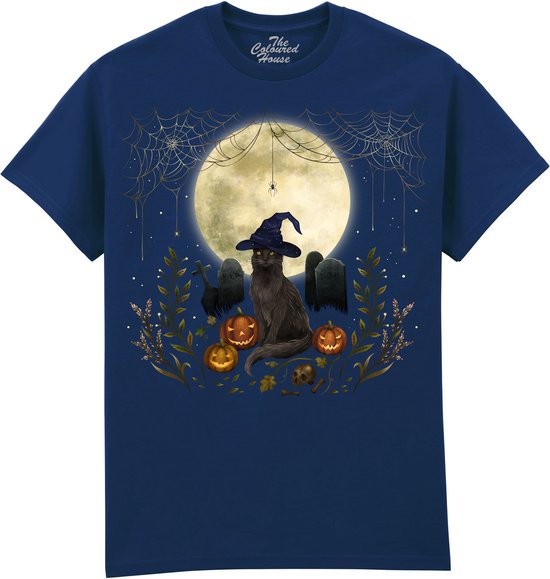 T-shirt bleu foncé avec un chat noir portant un chapeau de sorcière, des citrouilles, des toiles d'araignées et des pierres tombales sur fond de clair de lune.