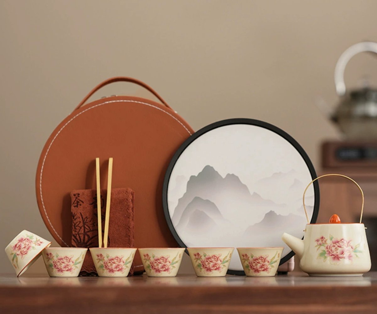 WK Ruyao “Rode Pioenroos” Luxe Reisteaeset – Handvat Theepot + 6 Hoedvormige Theekopjes + Ronde Droogplateau + Theedoek & Theetang – PU Leren Draagtas Bruin