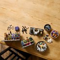 LEGO Harry Potter onderdelen van De Wegisweg, inclusief miniatuur gebouwen, figuren en losse stenen.