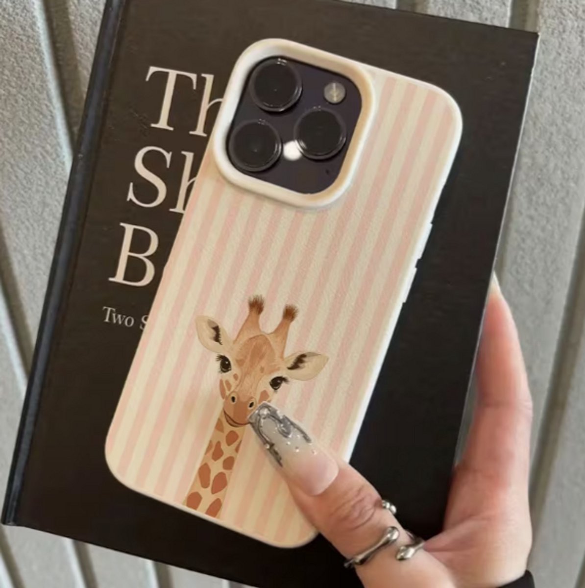 Luxe iPhone 17 Hoesje - "Sweet Giraffe" Design - Roze Gestreept - Schokbestendige Bescherming