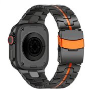 Stravo Hoogwaardig Titanium Horlogebandje 'Iron' – Geschikt voor Apple Watch 46mm (Series 10/11), 45mm (Series 7/8/9), 44mm (Series 4/5/6, SE 1/2/3), 49mm (Ultra 1/2/3) - Titanium metalen bandje met veilige sluiting - Zwart / Oranje