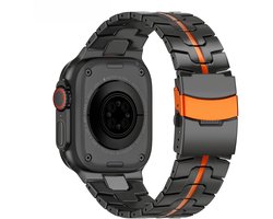 Stravo Hoogwaardig Titanium Horlogebandje 'Iron' – Geschikt voor Apple Watch 46mm (Series 10/11), 45mm (Series 7/8/9), 44mm (Series 4/5/6, SE 1/2/3), 49mm (Ultra 1/2/3) - Titanium metalen bandje met veilige sluiting - Zwart / Oranje