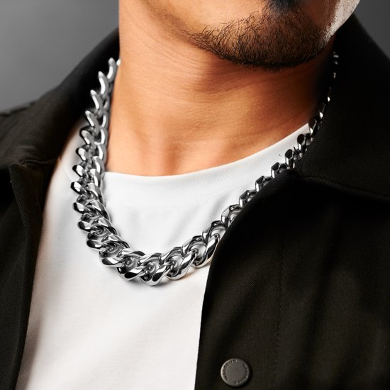 Gouden schakelketting met brede schakels, gedragen door een man met baard.
