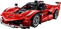 Vooraanzicht van de rode LEGO Technic Ferrari FXX K raceauto met witte strepen.