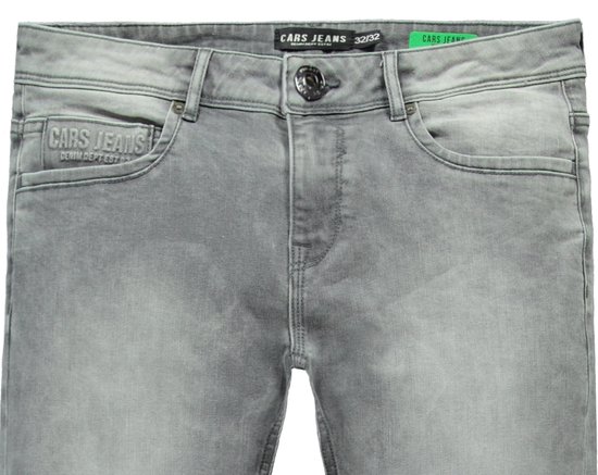 Close-up van de tailleband van een grijze jeans met Cars Jeans label en metalen knoop.