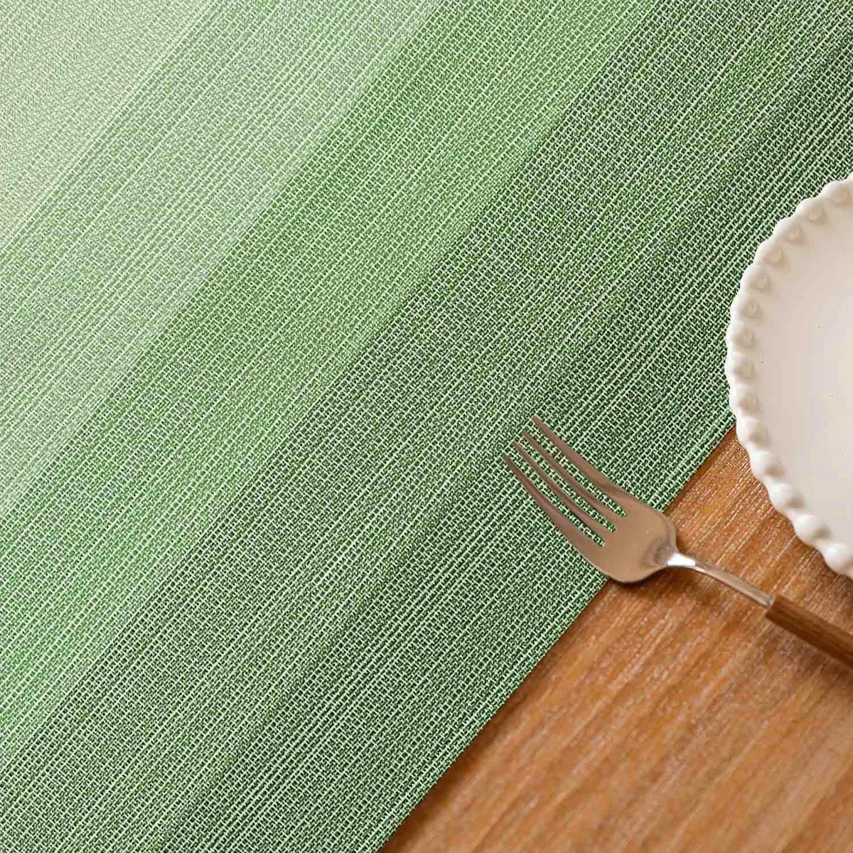 Elegante Tafelloper Saliegroen Kleurverloop Wasbaar voor Keuken en Feest