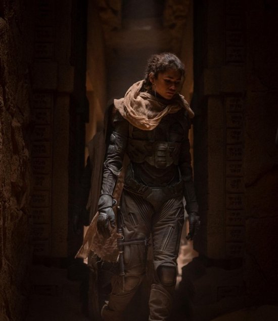 Zandkleurig woestijnkostuum met sjaal, op model, Dune Part Two.