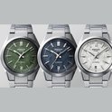 Drie Edifice horloges naast elkaar: een met groene, een met blauwe en een met witte wijzerplaat.