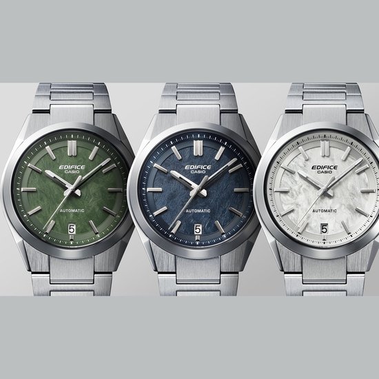 Drie Edifice horloges naast elkaar: een met groene, een met blauwe en een met witte wijzerplaat.