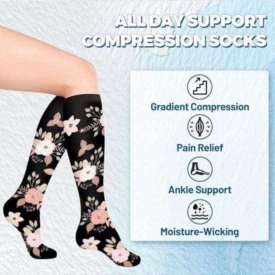Jambes de femme portant des chaussettes de compression noires à imprimé floral. Offrent une compression graduelle, un soulagement de la douleur, un soutien de la cheville et évacuent l'humidité.