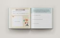 Een zwangerschapsdagboek met een plek voor echo's en decoraties van een vogel met ballonnen.