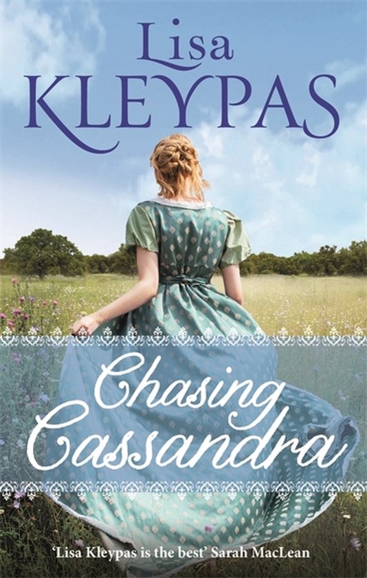 Couverture du livre 'Chasing Cassandra' par Lisa Kleypas. Une femme aux cheveux roux, vêtue d'une robe verte à motifs, se tient dans un champ.