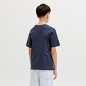 Achterkant van een donkerblauw T-shirt met "JACK & JONES" opdruk.