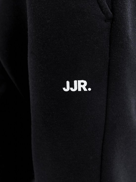 Zwarte joggingbroek met wit 'JJR.' logo op de linkerpijp.