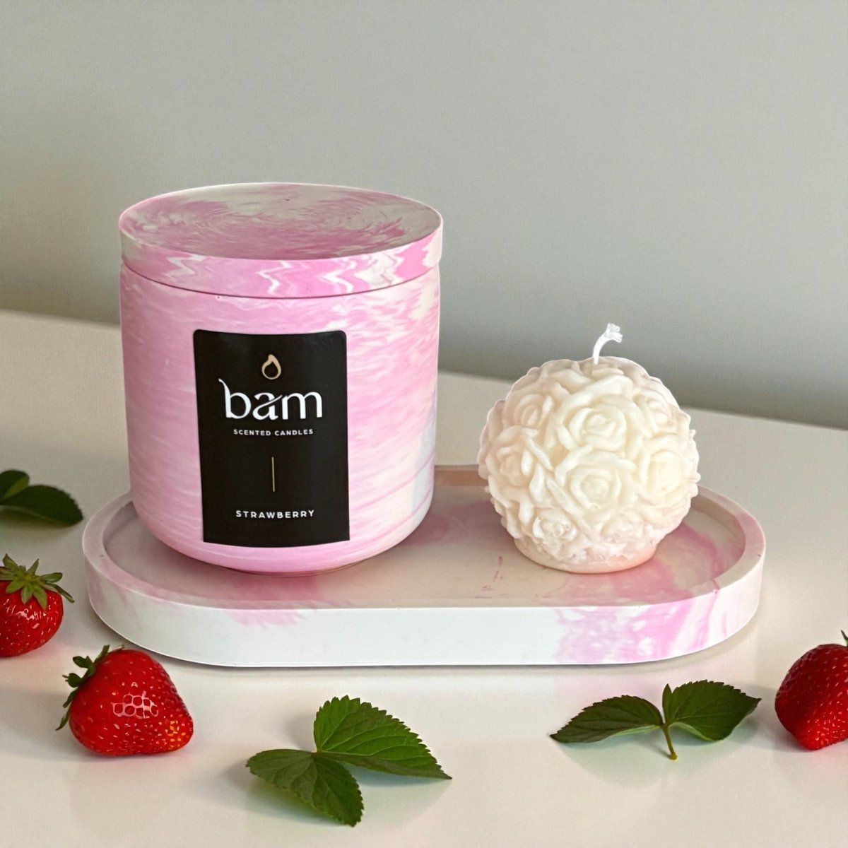 Bam Kaarsen Strawberry Geschenkset – Geurkaars 140 g met Houten Lont – Handgemaakte Rozenkaars en Roze Gemarmerd Ovaal Schaaltje - aardbei