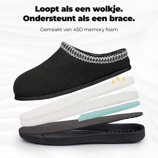 Zwarte pantoffel met gebreide rand, opengewerkt om de lagen van 45D memory foam te tonen.