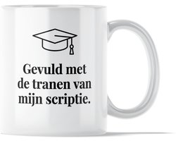 Grappige Mok Gevuld Met De Tranen Van Mijn Scriptie - Afstuderen Cadeau voor haar: Vriendin of Collega - Student Humor Koffiebeker - Kantoor Humor - Bachelor Master Diploma Cadeautje - Origineel Verjaardagscadeau Vrouw - Stage Afscheid Beker