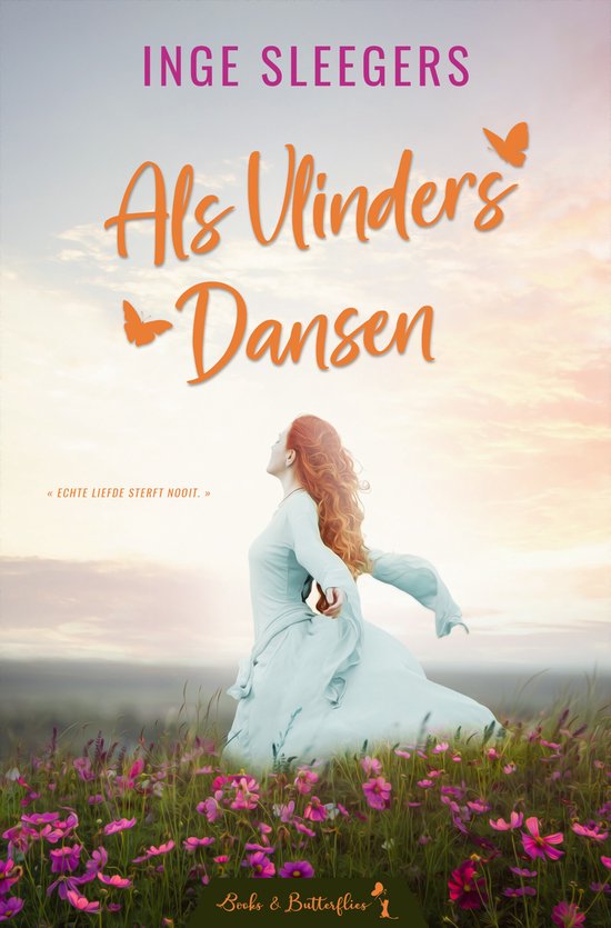 Boekcover van 'Als Vlinders Dansen' door Inge Sleegers. Een vrouw met rood haar, gekleed in een lichtblauwe jurk, staat met haar rug naar de kijker in een veld met bloemen. Twee oranje vlinders vliegen rond de titel.