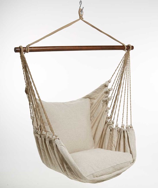 Naturelkleurige hangstoel met houten spreidstok, touwen, kussen en een los zitkussen.