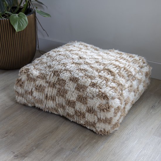 Poef met een geblokt bruin en beige patroon van dikke, zachte wol.
