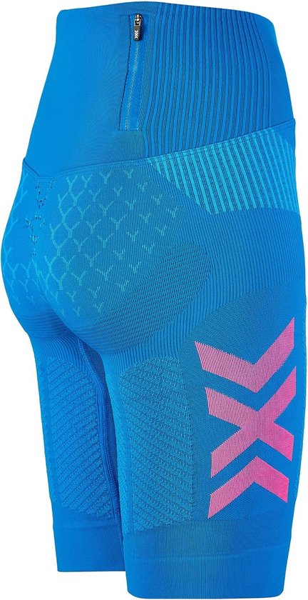 Achterkant van blauwe hardloopshort met roze X-logo en ritssluiting.