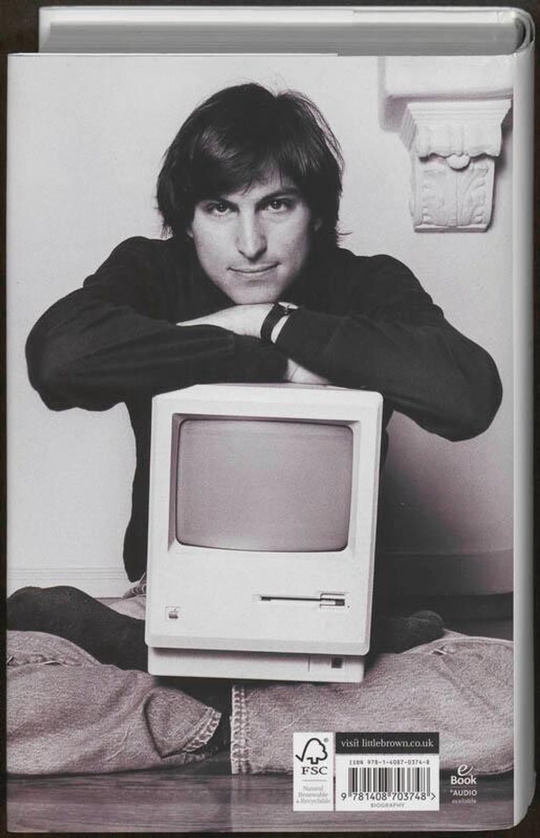 Jonge Steve Jobs met een Macintosh computer. Titel: Steve Jobs by Walter Isaacson.