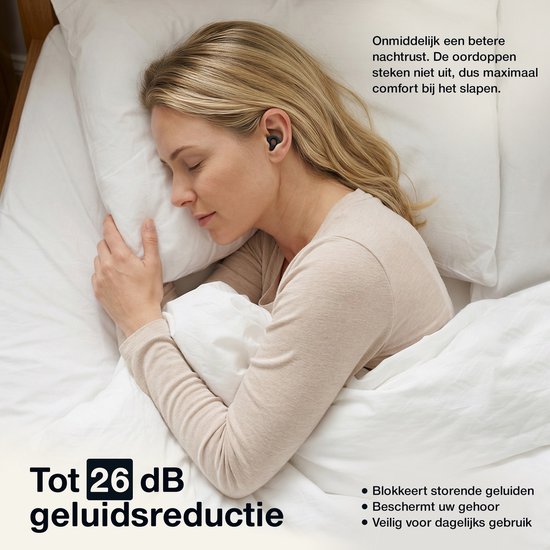 Vrouw slaapt met zwarte oordopjes in. "Onmiddellijk een betere nachtrust. De oordoppen steken niet uit, dus maximaal comfort bij het slapen."