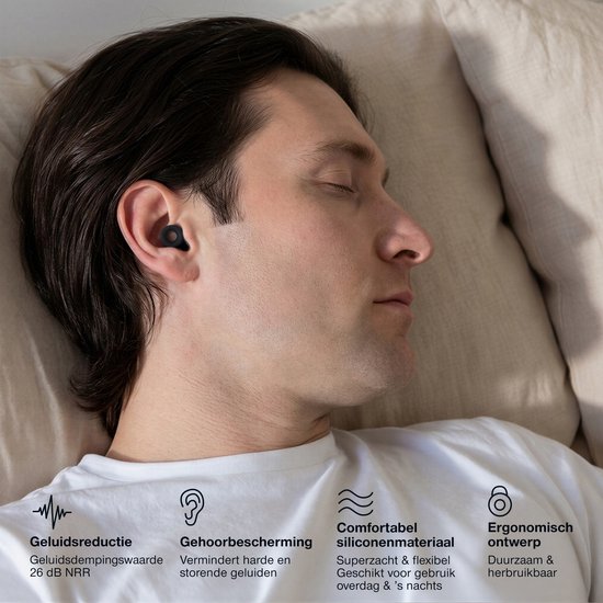 Man slaapt met zwarte oordopjes in. "Geluidsreductie. Gehoorbescherming. Comfortabel siliconenmateriaal. Ergonomisch ontwerp."