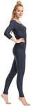 Model in donkergrijs sportshirt met driekwart mouwen en legging.