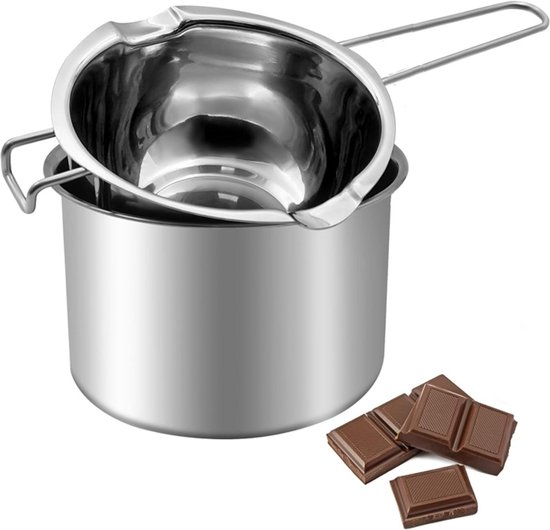 Een zilveren roestvrijstalen smeltpan staat in een grotere pan. Stukjes chocolade liggen ernaast.