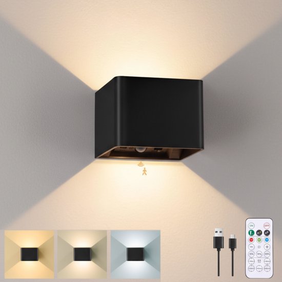 Zwarte kubusvormige wandlamp met bewegingssensor, USB-poort en afstandsbediening.