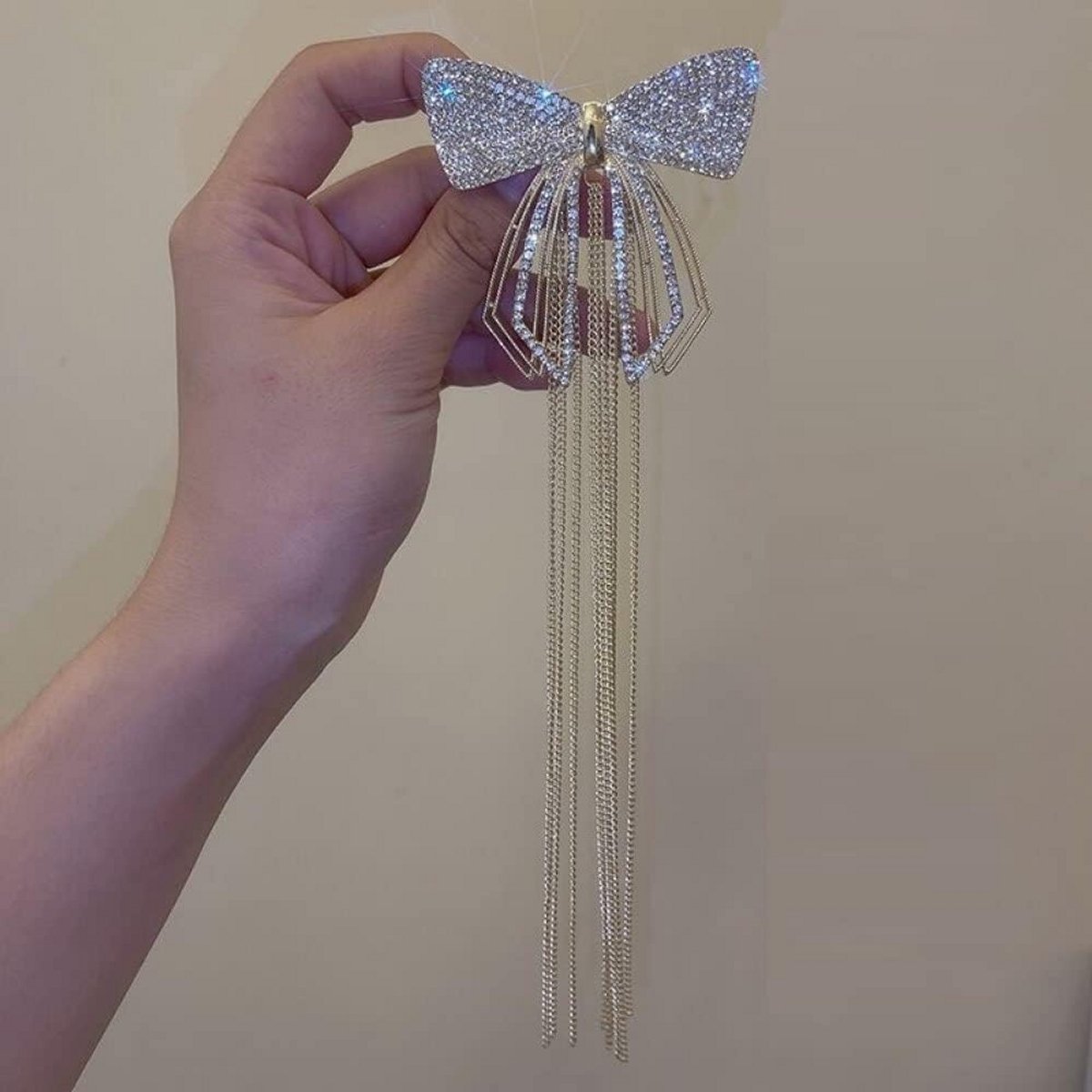 Elegante haarspeld met strass strik en lange ketting voor dames