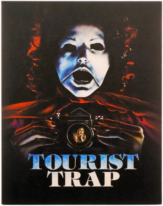 Horrorfilm poster 'Tourist Trap' met masker, camera en titel in blauwe letters.