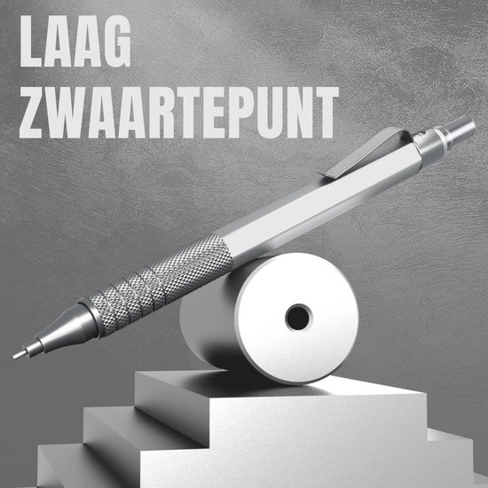 Een zilverkleurig mechanisch potlood met een laag zwaartepunt, geplaatst op een blokje.