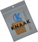 Grijze plastic verpakking met Knaak logo en schilmesje.