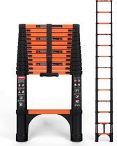 Een compacte, opgevouwen oranje en zwarte telescoopladder naast een volledig uitgeschoven ladder.