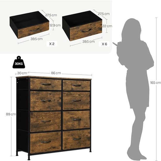Ladekast met 8 rustieke, bruine laden met zwarte handgrepen en zwart metalen frame. Afmetingen: 86x30x89 cm. Afgebeeld naast een 165 cm lange figuur.