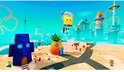SpongeBob zweeft met een roze helm boven een zanderig strand met een ananashuis en een blauwe krabburg.