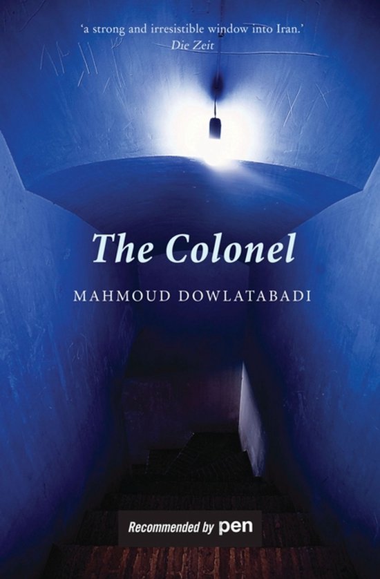 Livre 'The Colonel' de Mahmoud Dowlatabadi, avec un escalier menant vers le bas, éclairé par une lampe.
