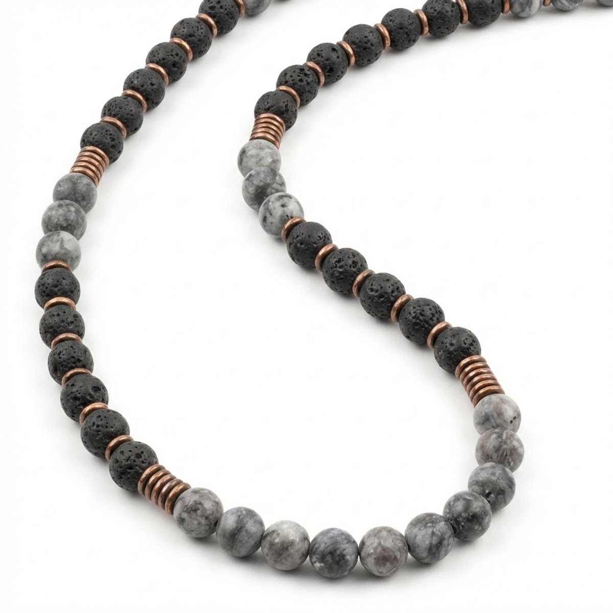Kralen ketting voor heren en dames met zwarte en grijs marmerlook kralen en koperkleurige accenten